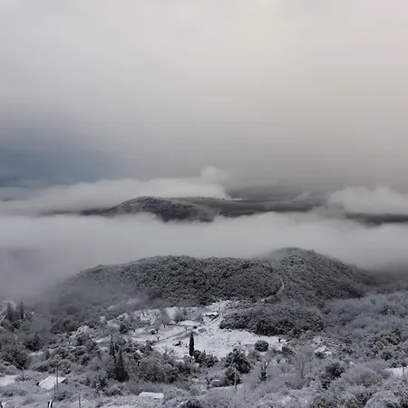 Isaraiko Spiti Agia Theodora Isaris