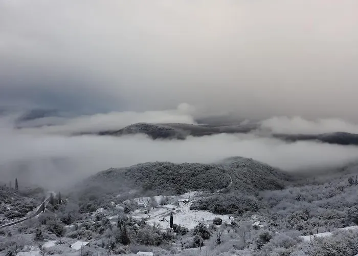 Isaraiko Spiti Agia Theodora Isaris