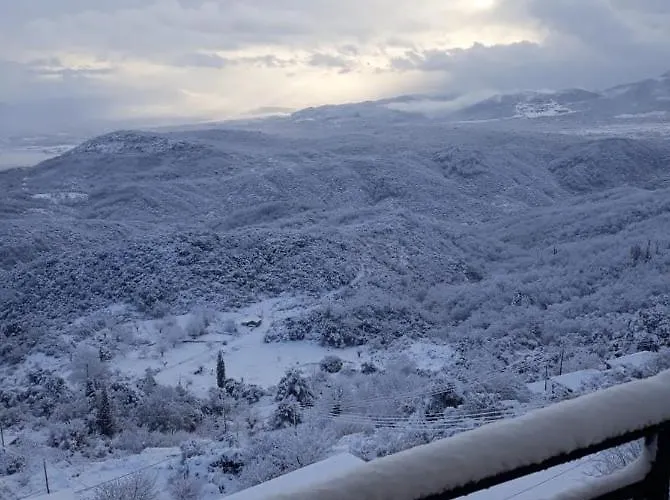 호텔 Isaraiko Spiti Agia Theodora 2*